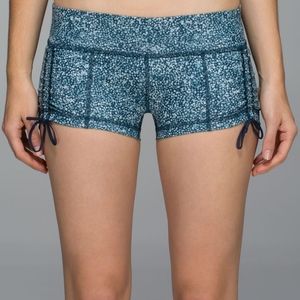 Lululemon  hot hot short pebble print parfait